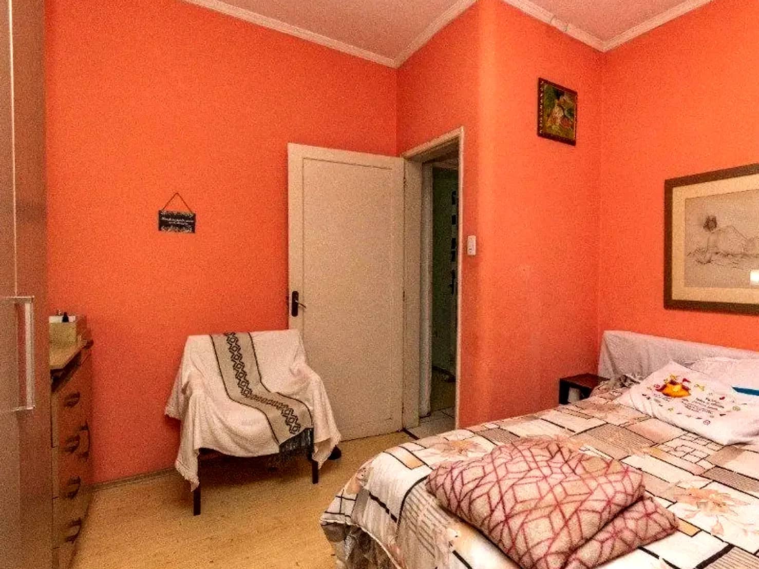 Segundo dormitório com cômoda