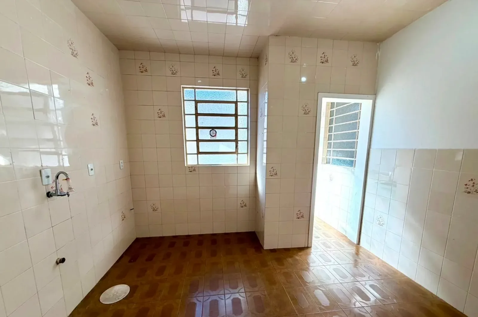 Cozinha com acesso à área de serviço