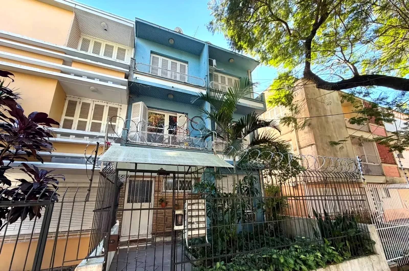Prédio com jardim na Avenida Taquara