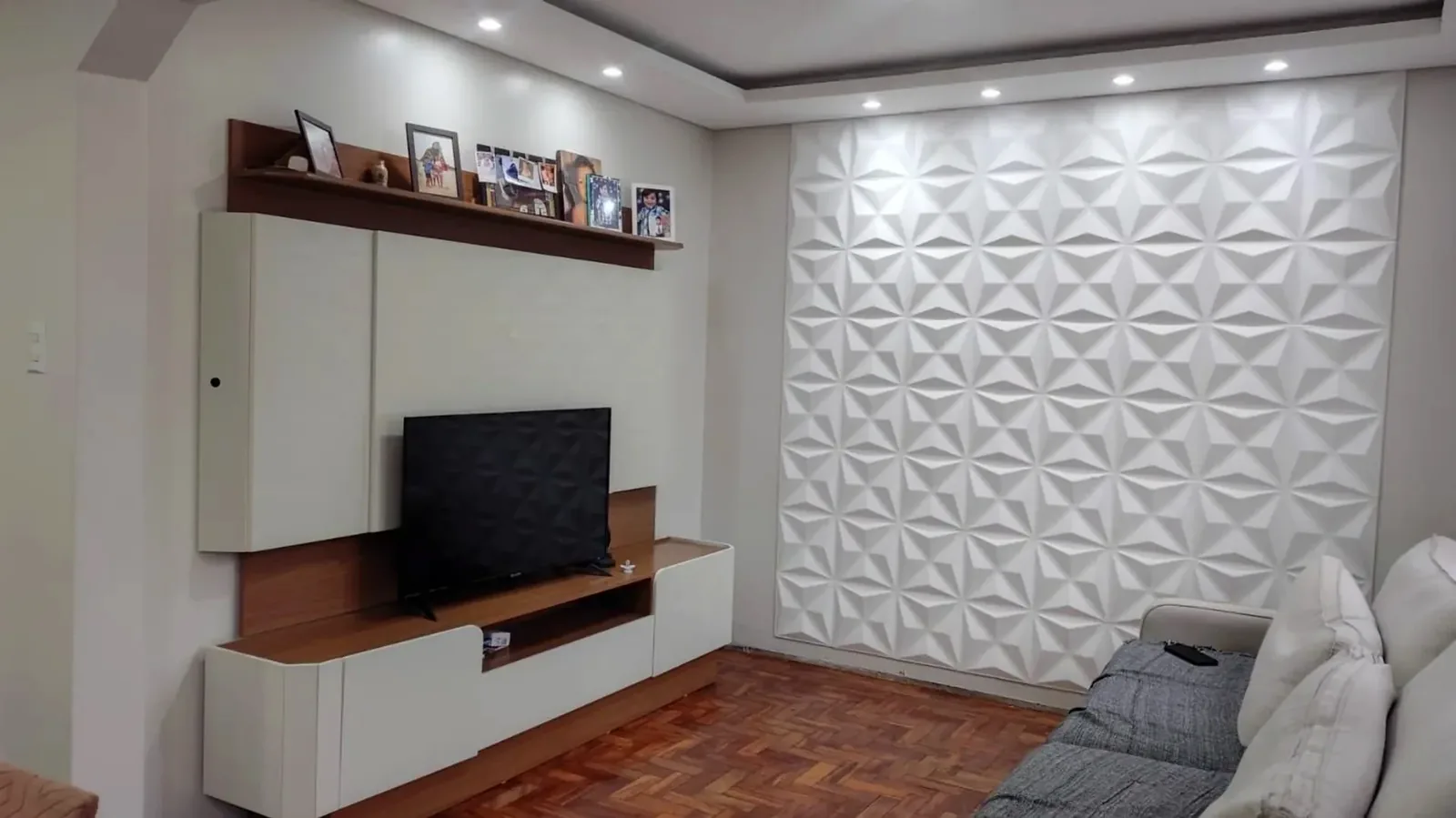 Sala de estar com painel de TV