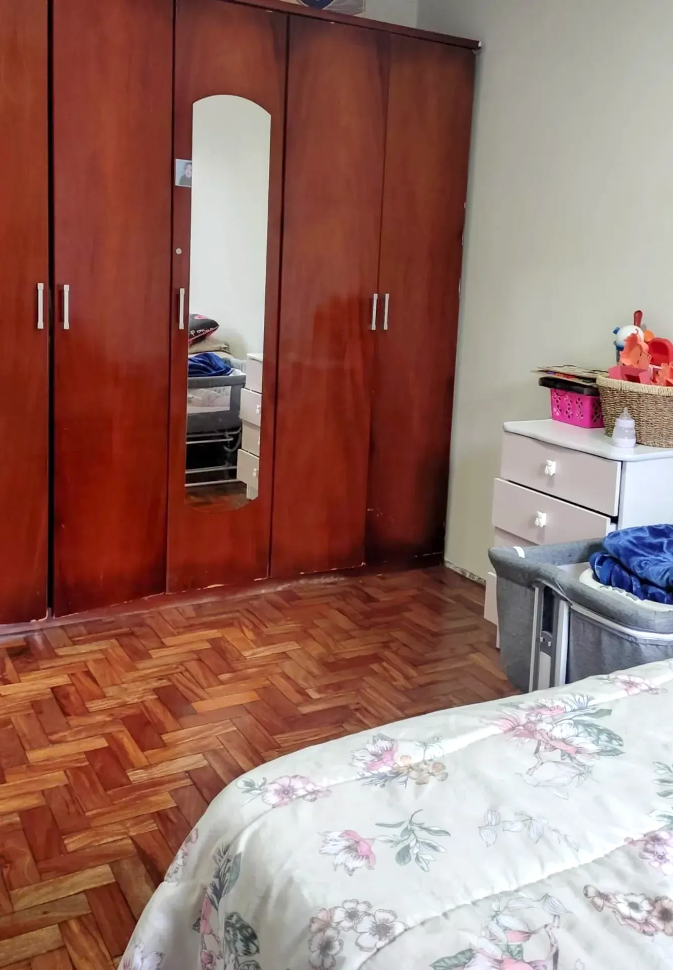 Dormitório de casal com armário