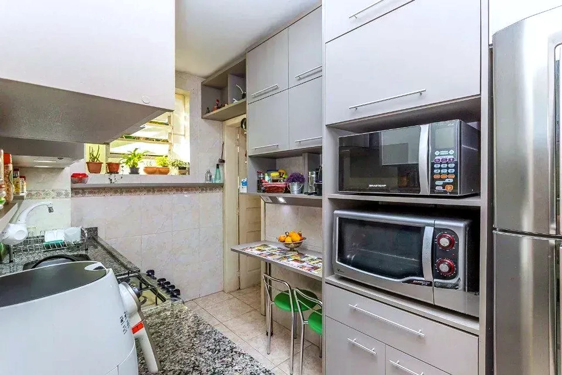 Cozinha planejada com eletros embutidos