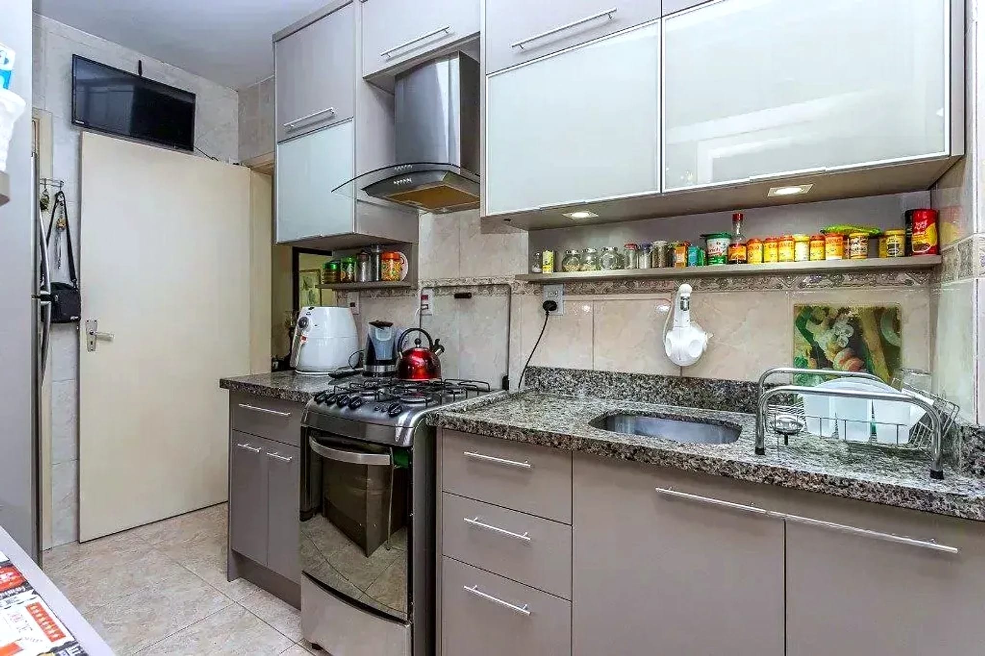 Cozinha com bancada de granito