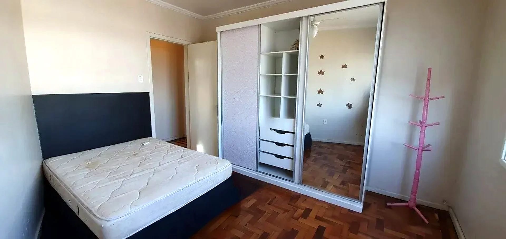 Dormitório com armário espelhado