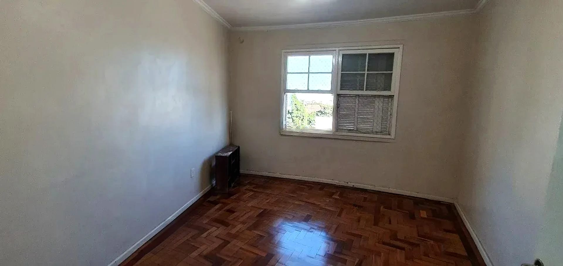 Dormitório com piso de parquet