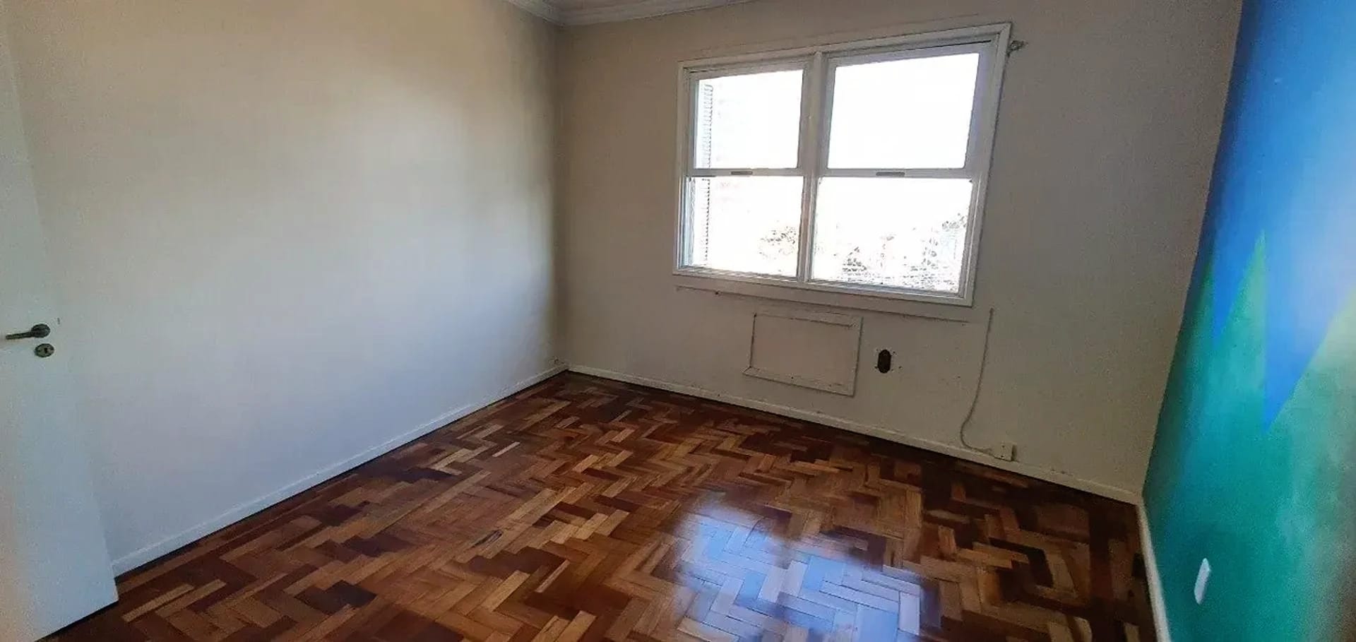 Dormitório com janela ampla