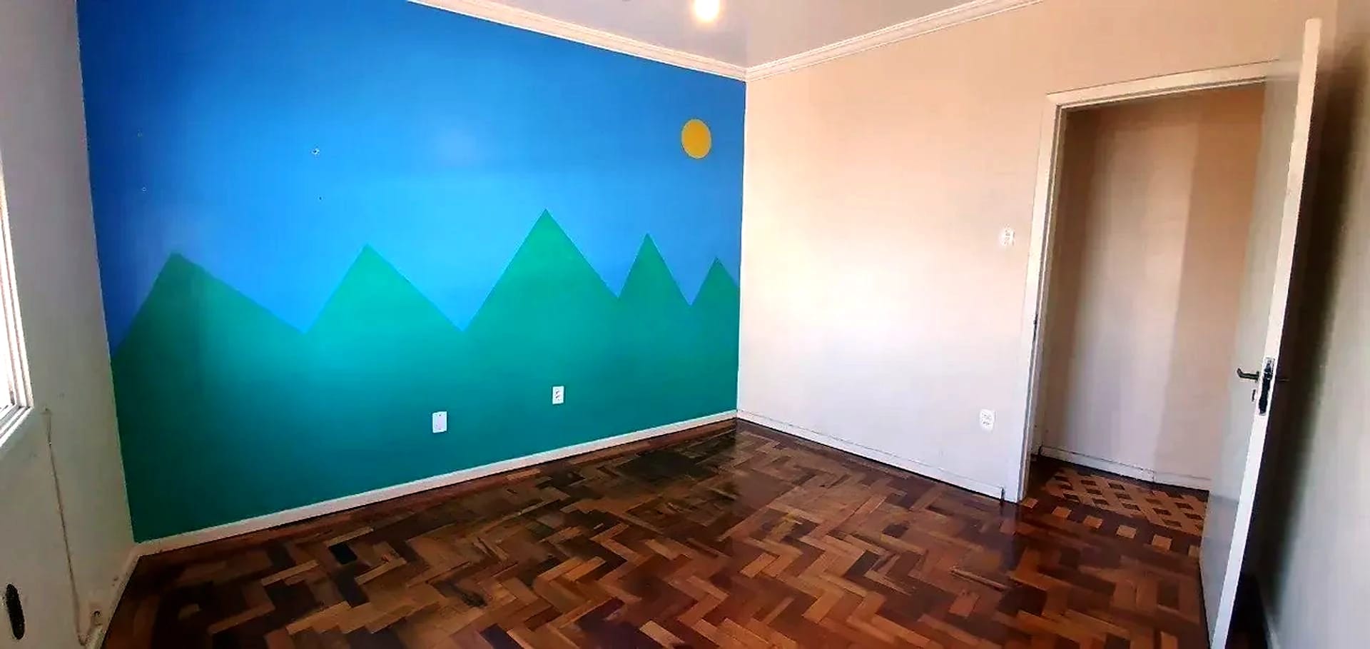 Dormitório com parede pintada