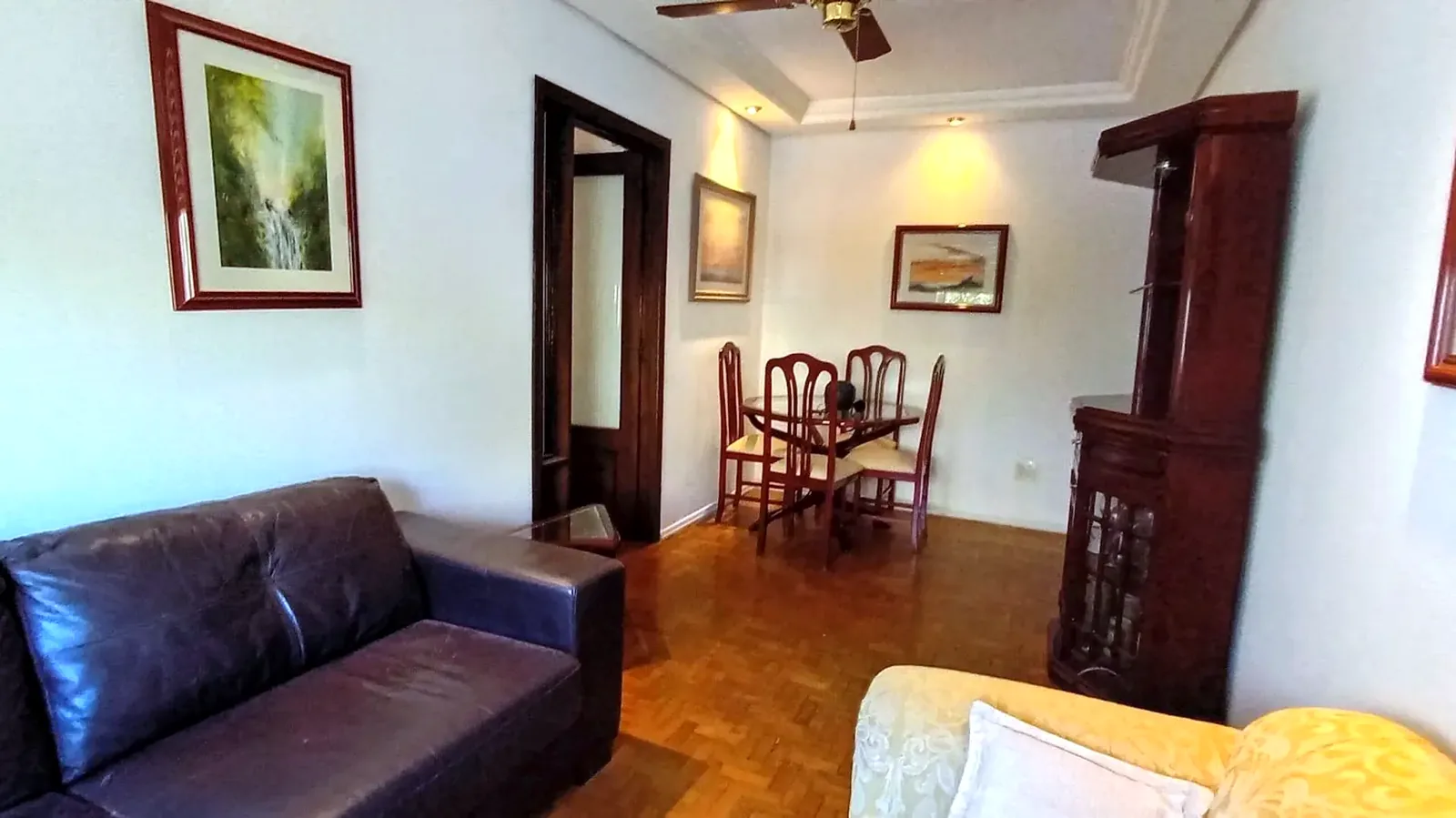 Sala com piso de parquet no Cristal