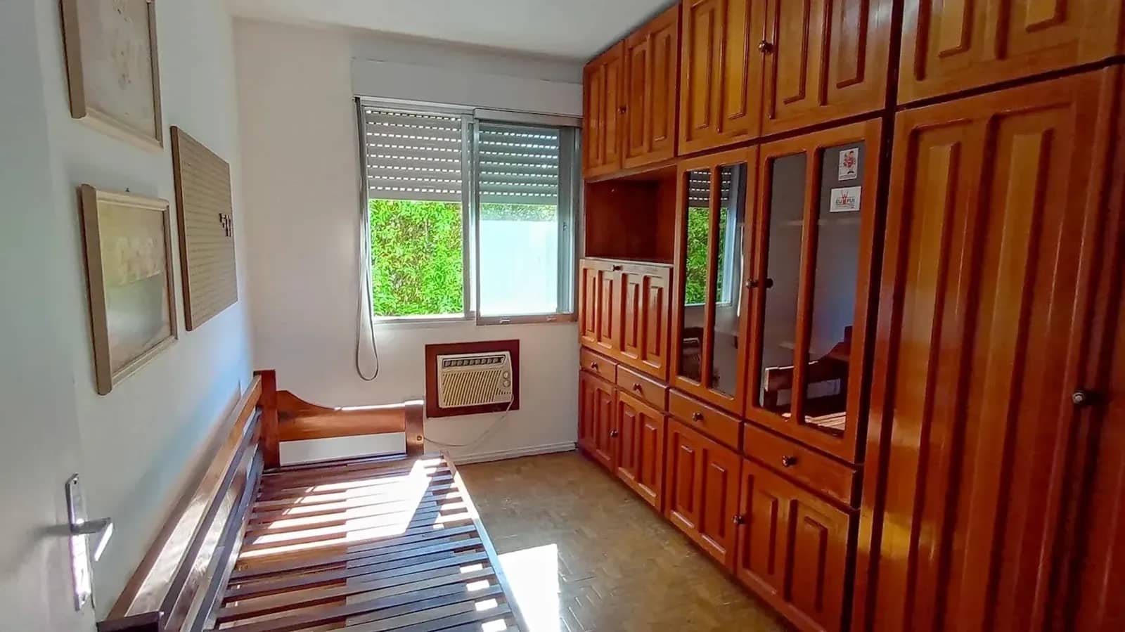 Dormitório com armário de madeira