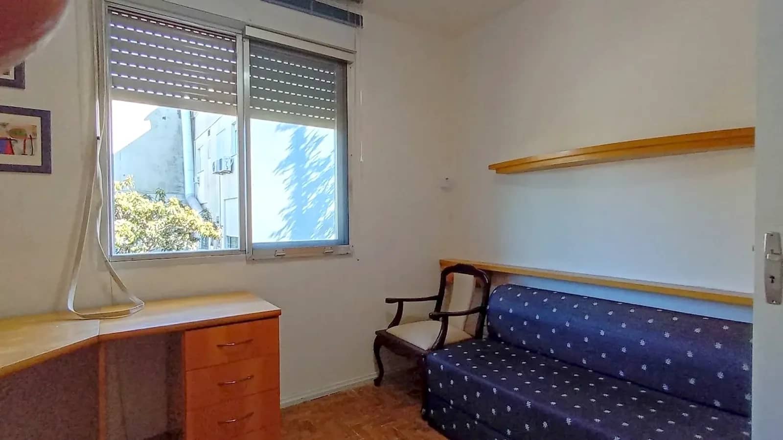Terceiro dormitório com mesa de estudo