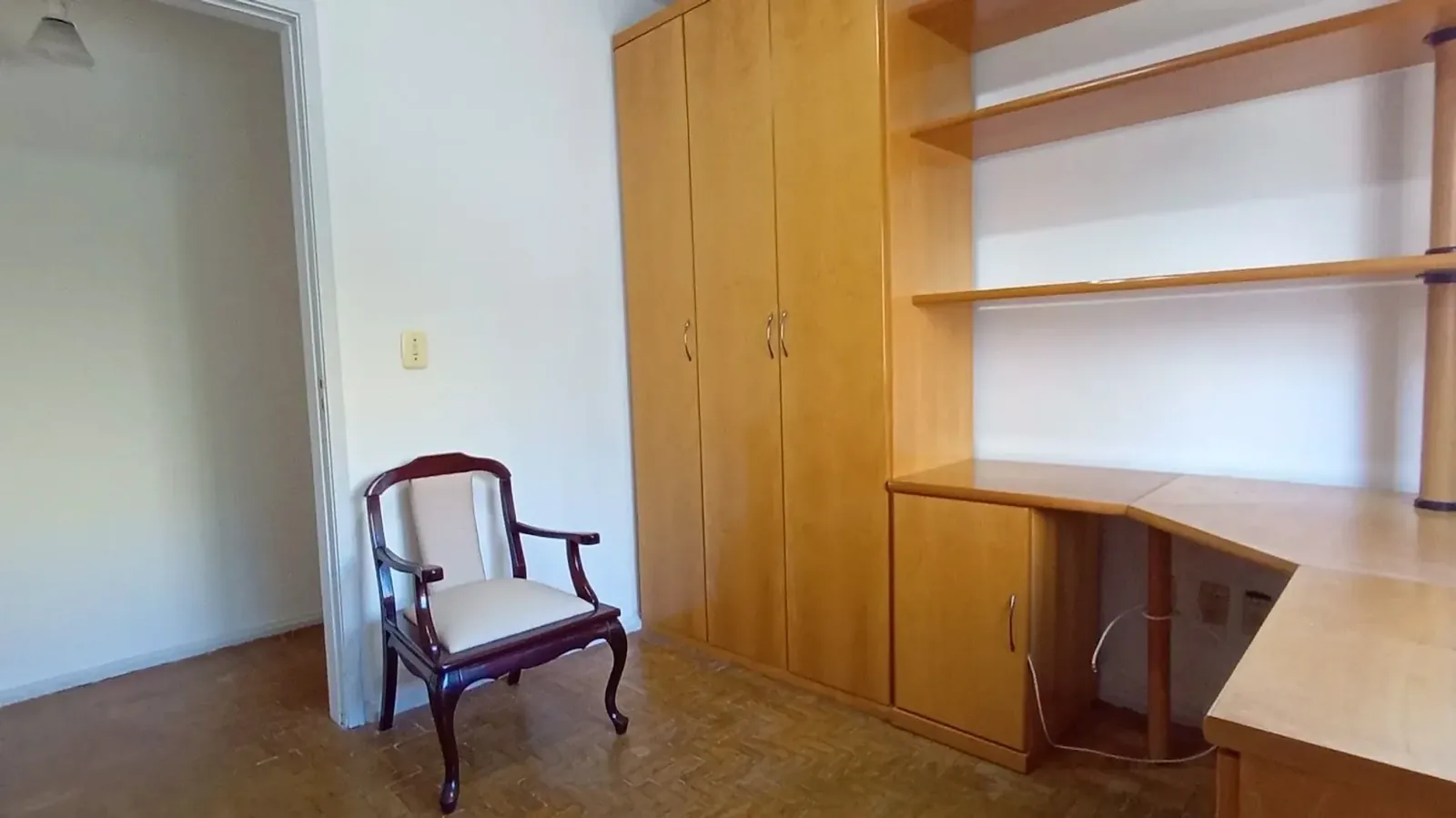 Terceiro dormitório com armário