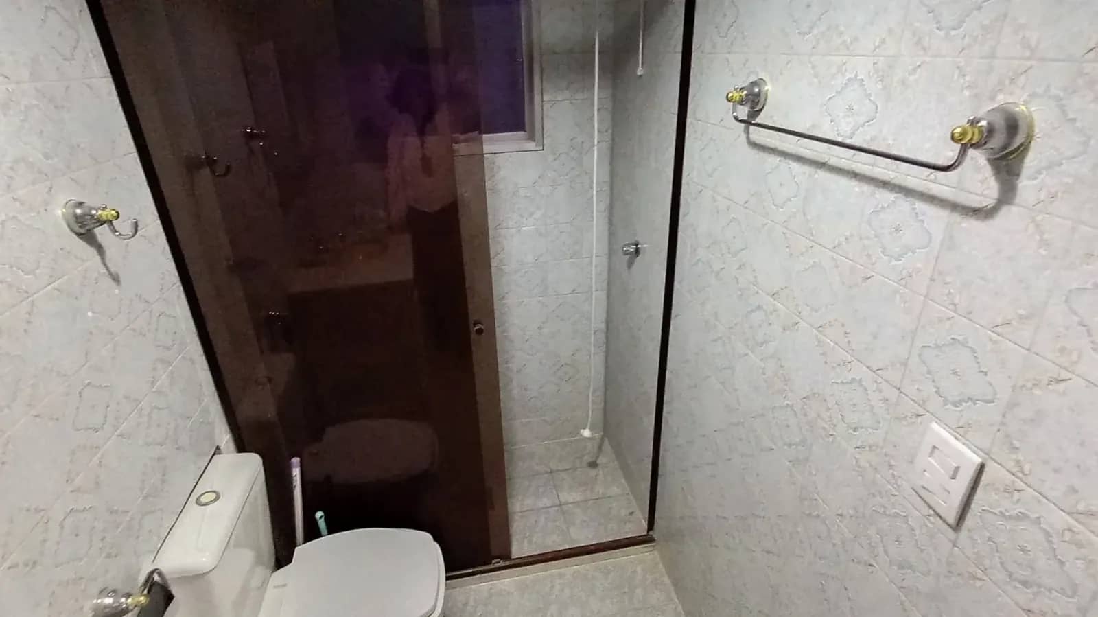 Banheiro com box de vidro