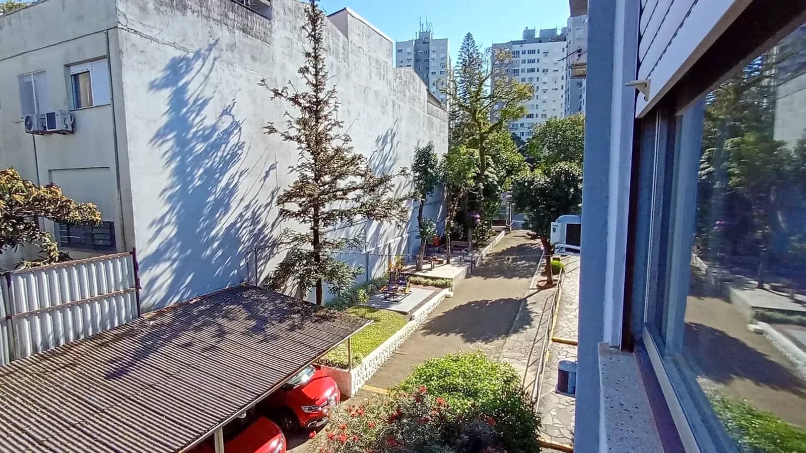Garagem coberta junto aos prédios