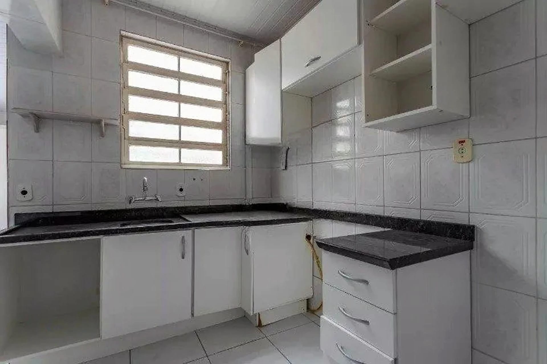 Cozinha com armários e bancada