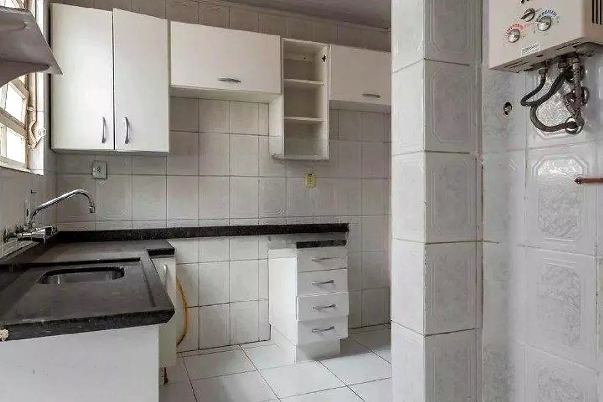 Cozinha com armários brancos