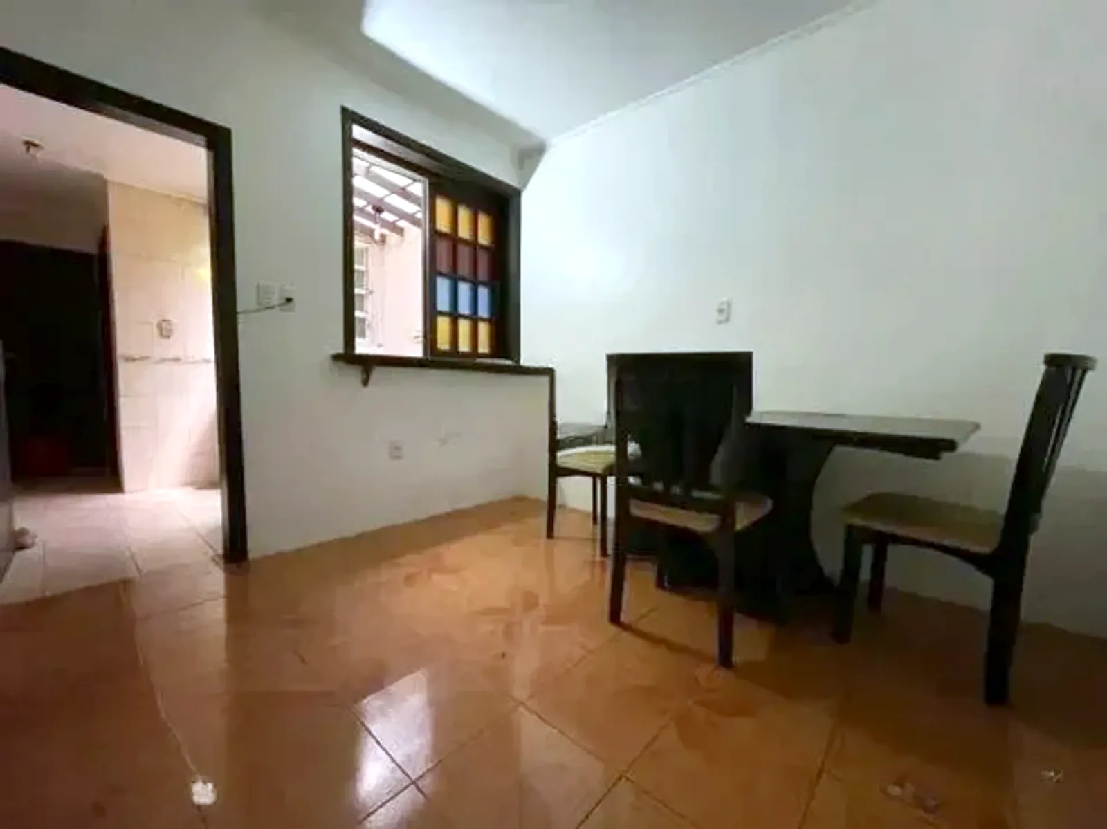 Sala com mesa de jantar no Medianeira, em Porto Alegre