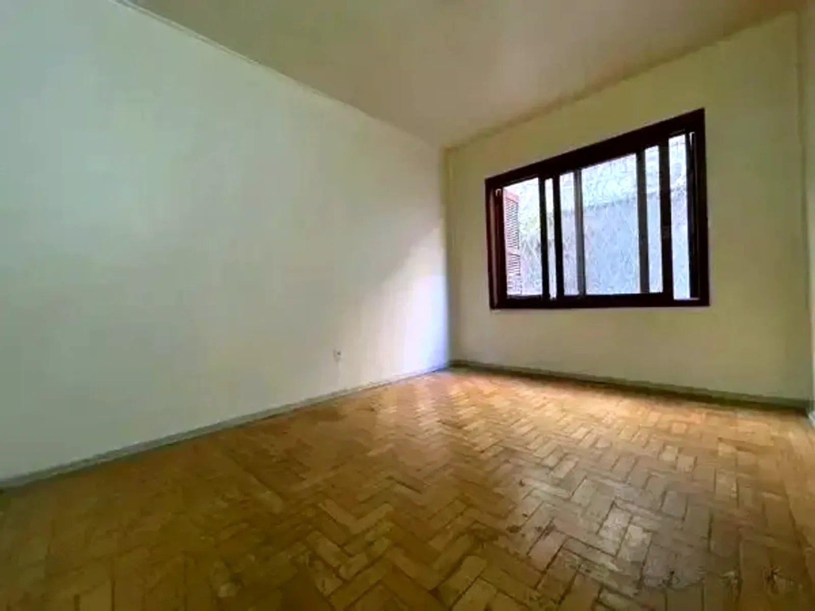 Dormitório com piso de parquê