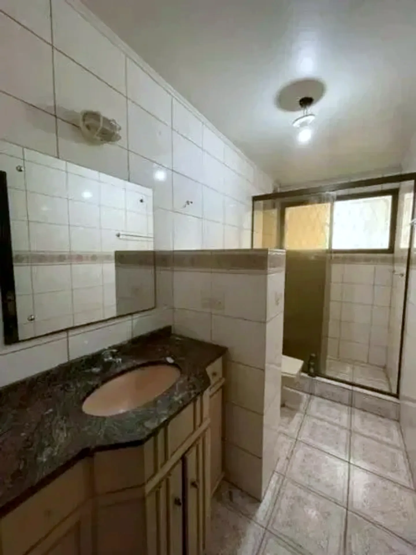 Banheiro com bancada de granito
