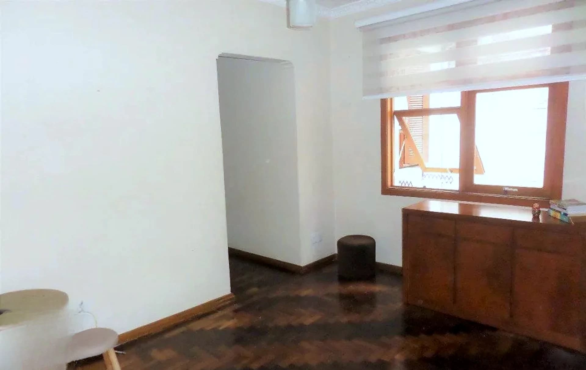Sala de estar com piso de parquet