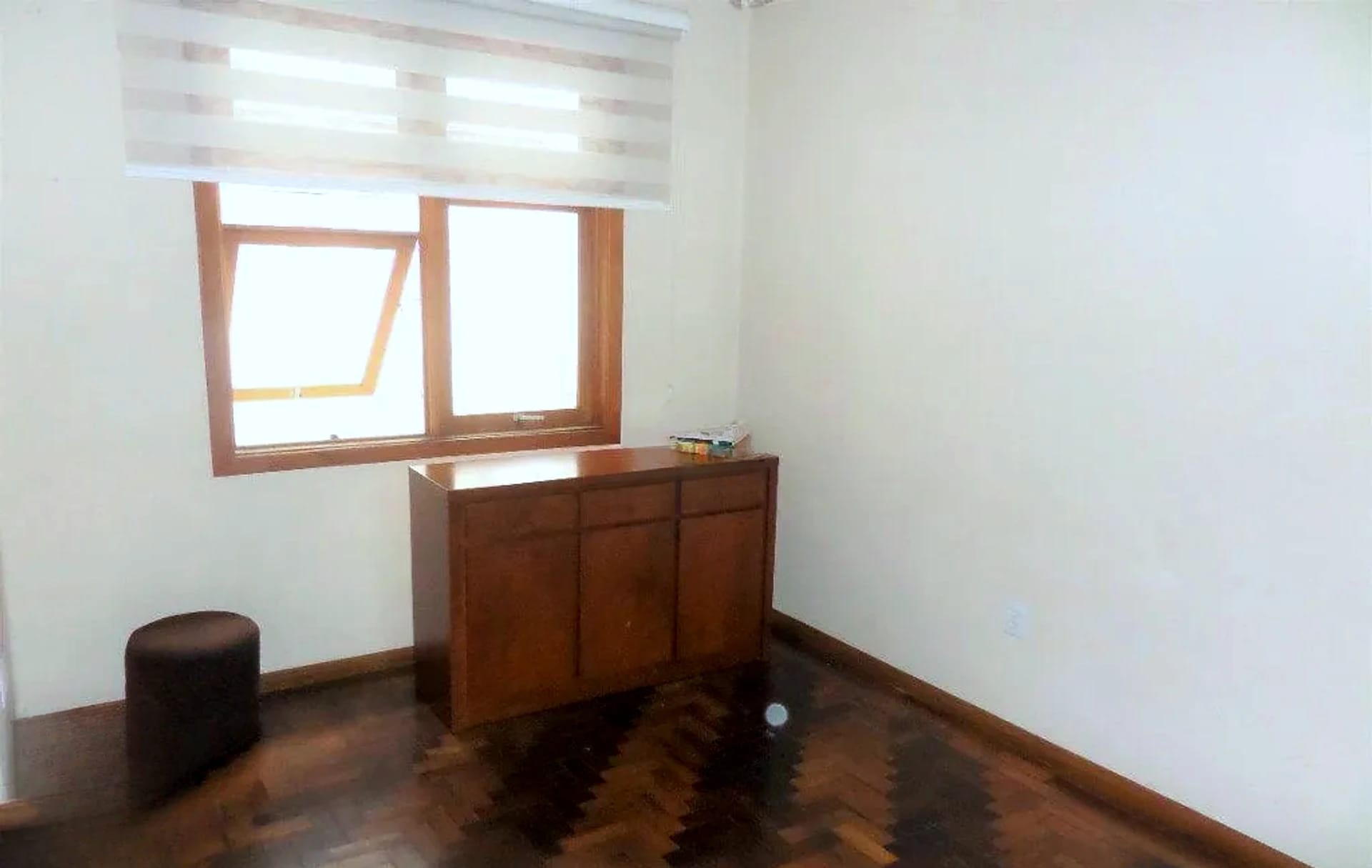 Sala com aparador e janela