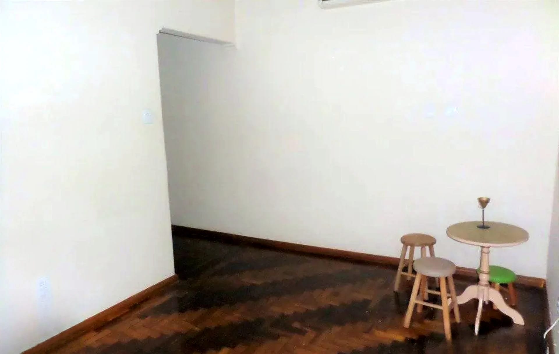 Sala ampla e clara