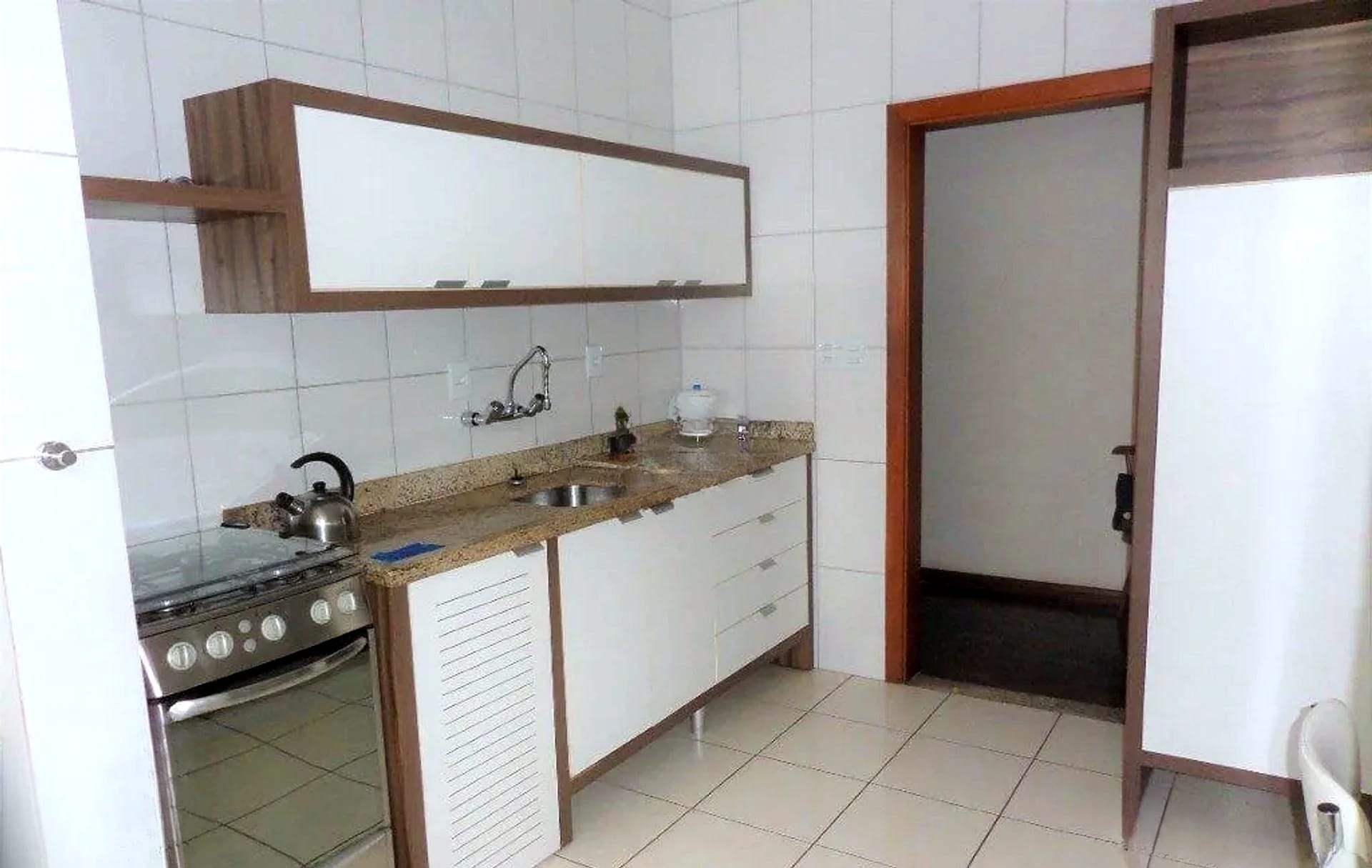 Cozinha com fogão e bancada de granito
