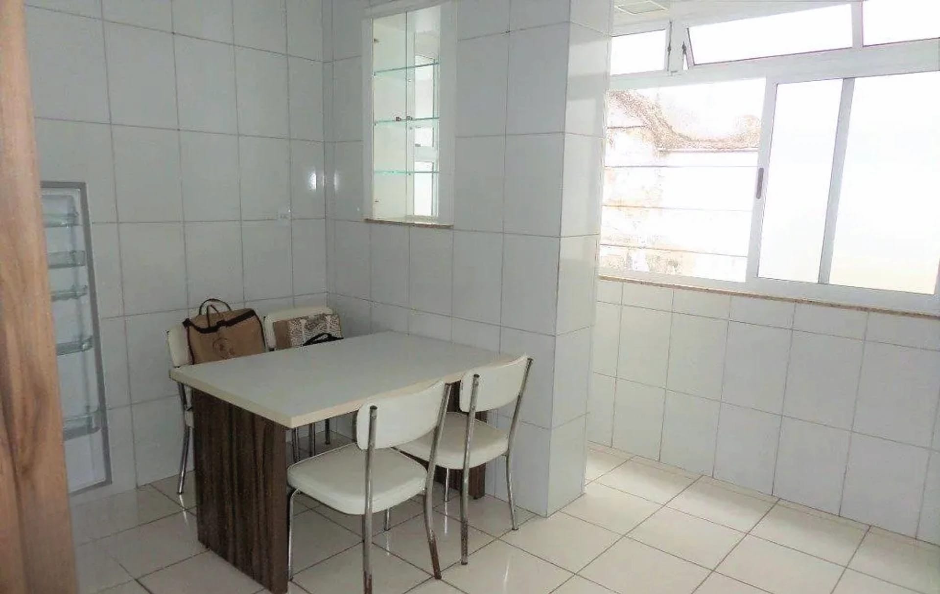 Copa-cozinha com mesa