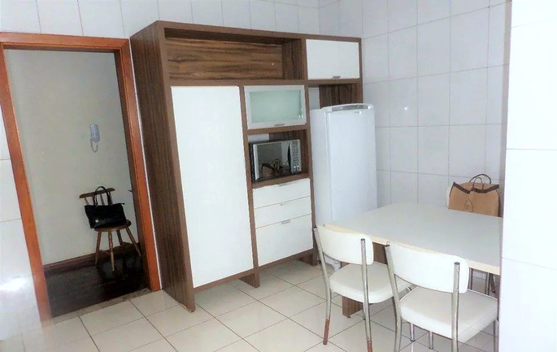 Cozinha com armários planejados