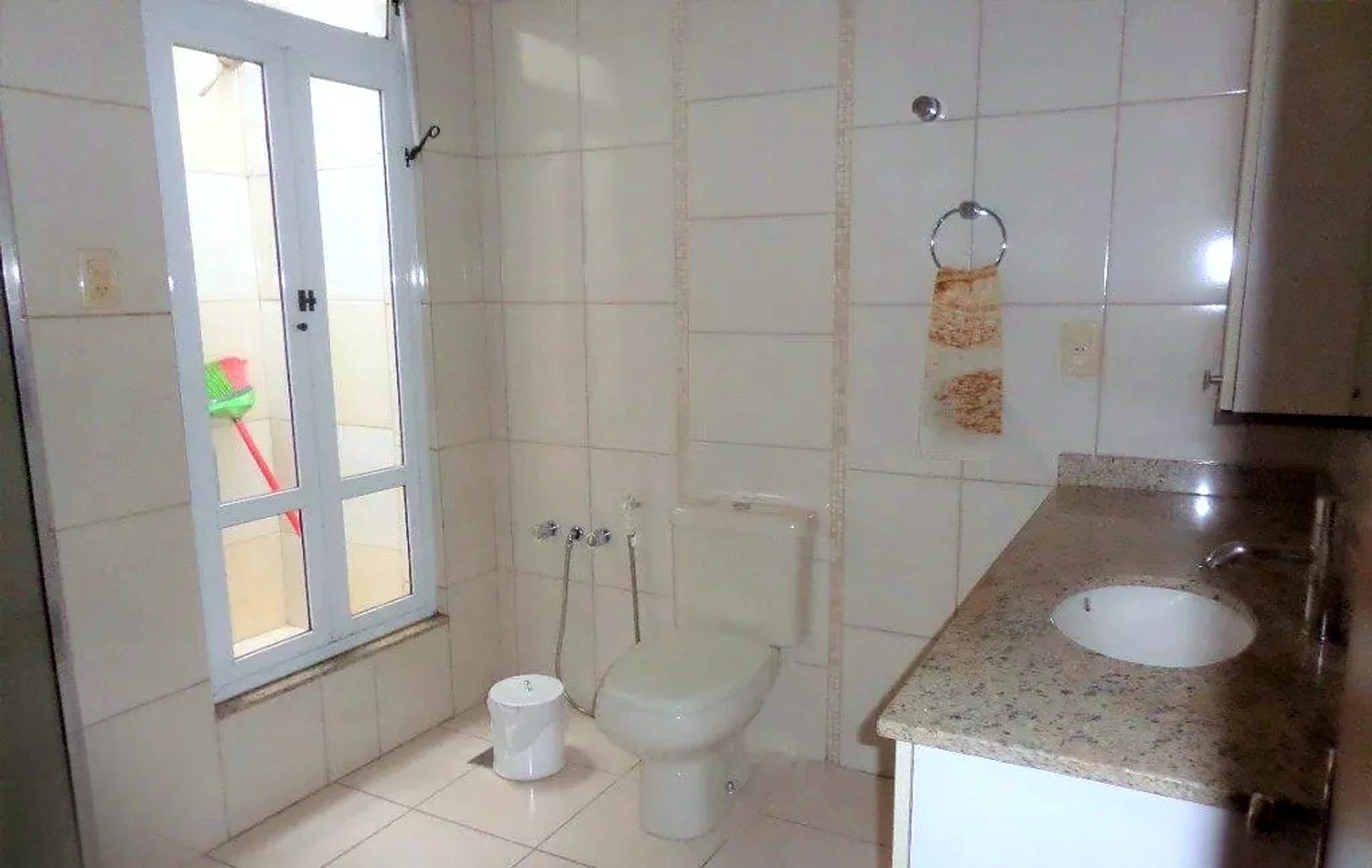 Banheiro amplo com janela