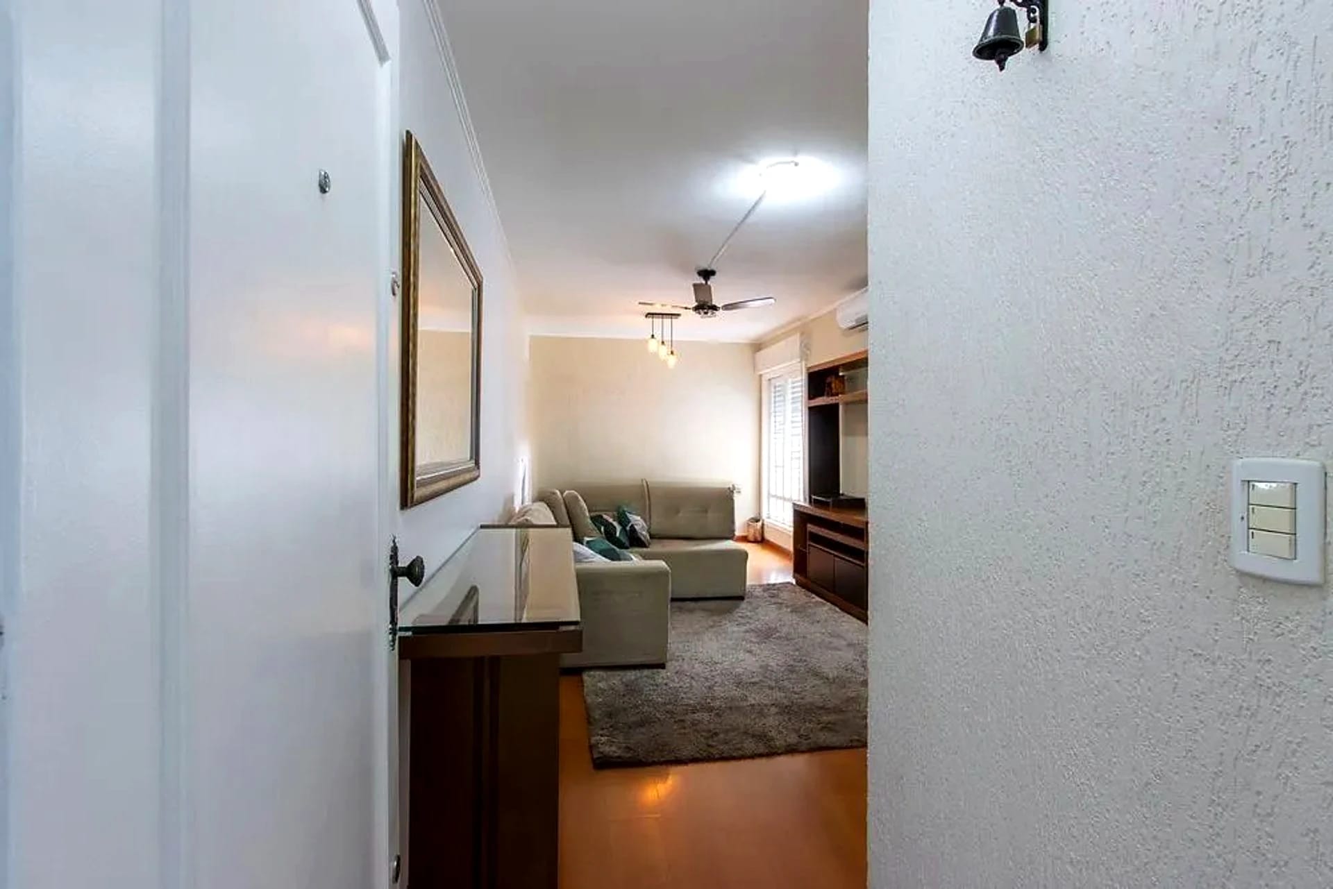 Hall de entrada com vista para o living