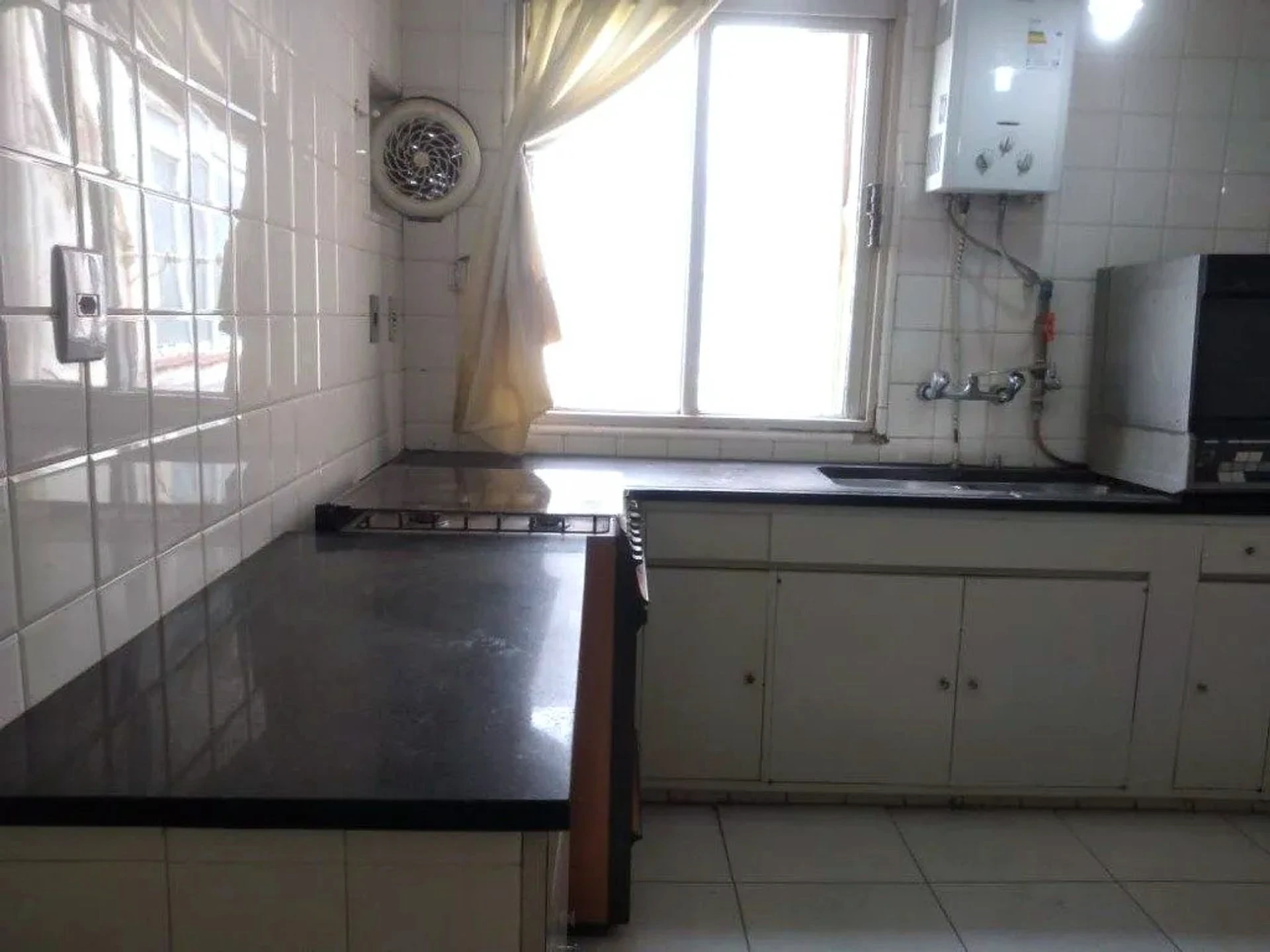 Cozinha com bancada sob a janela