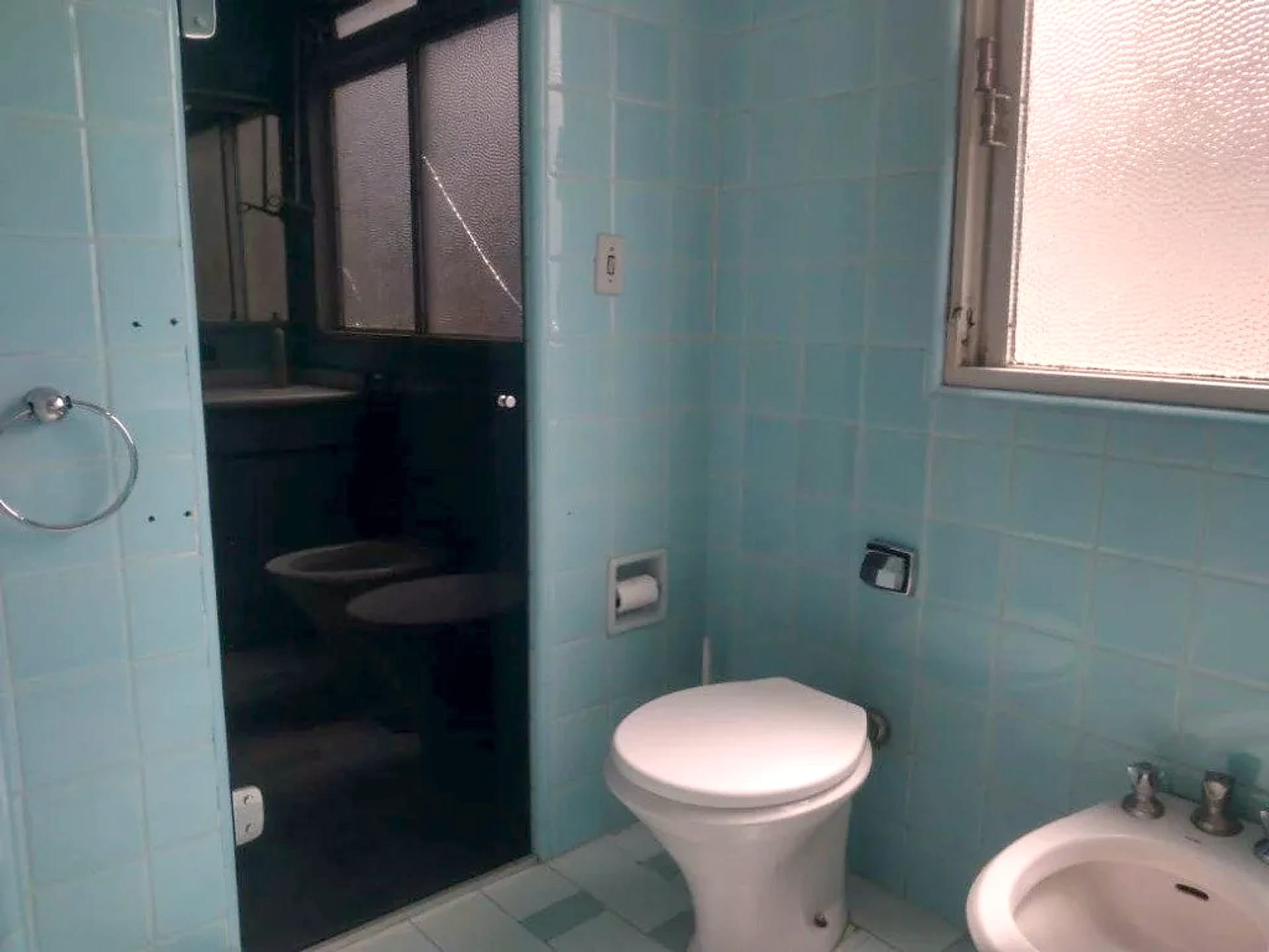 Banheiro social com azulejo azul