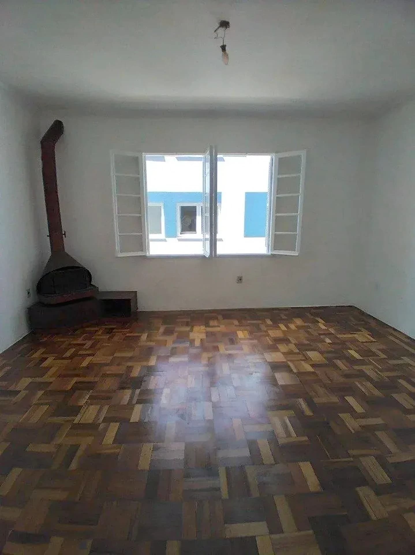Living com lareira e piso de parquet