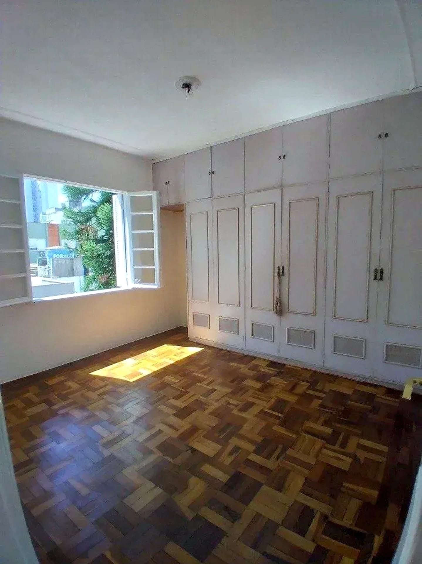 Dormitório com armários embutidos
