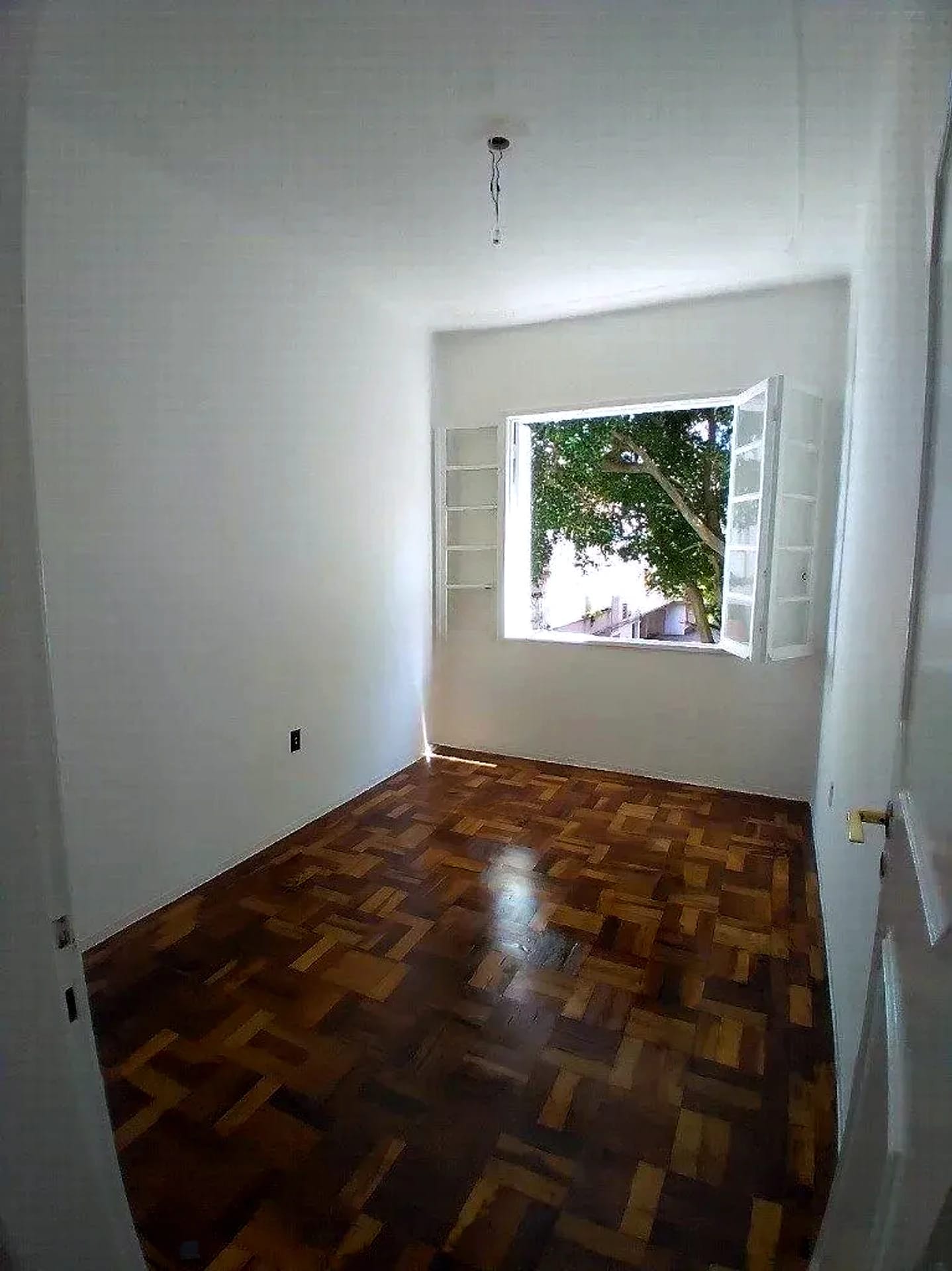 Dormitório com vista para as árvores