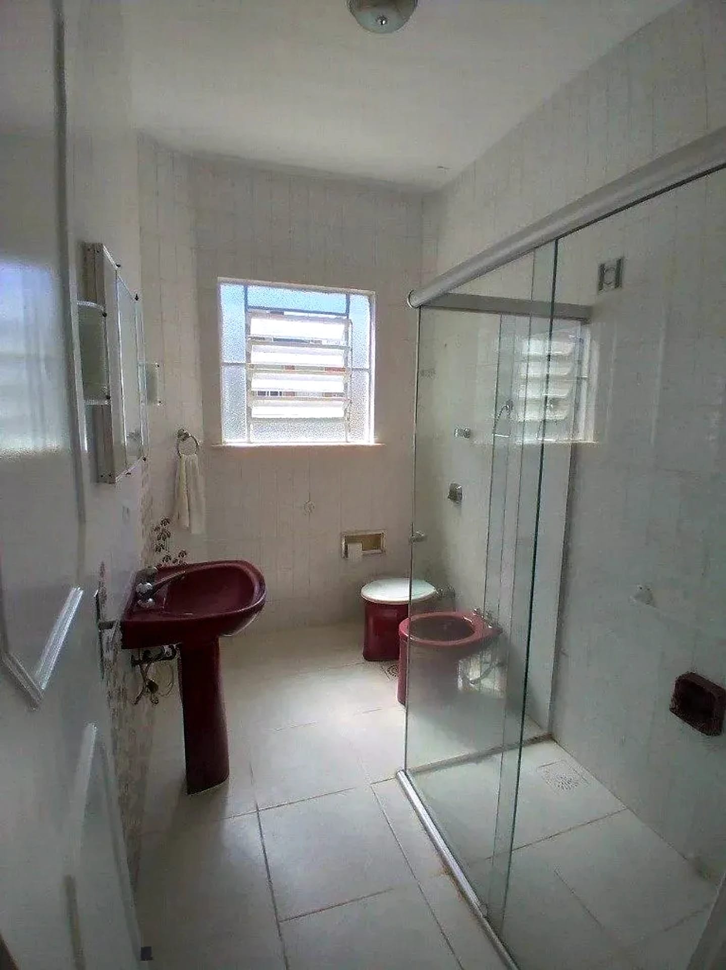 Banheiro com box de vidro