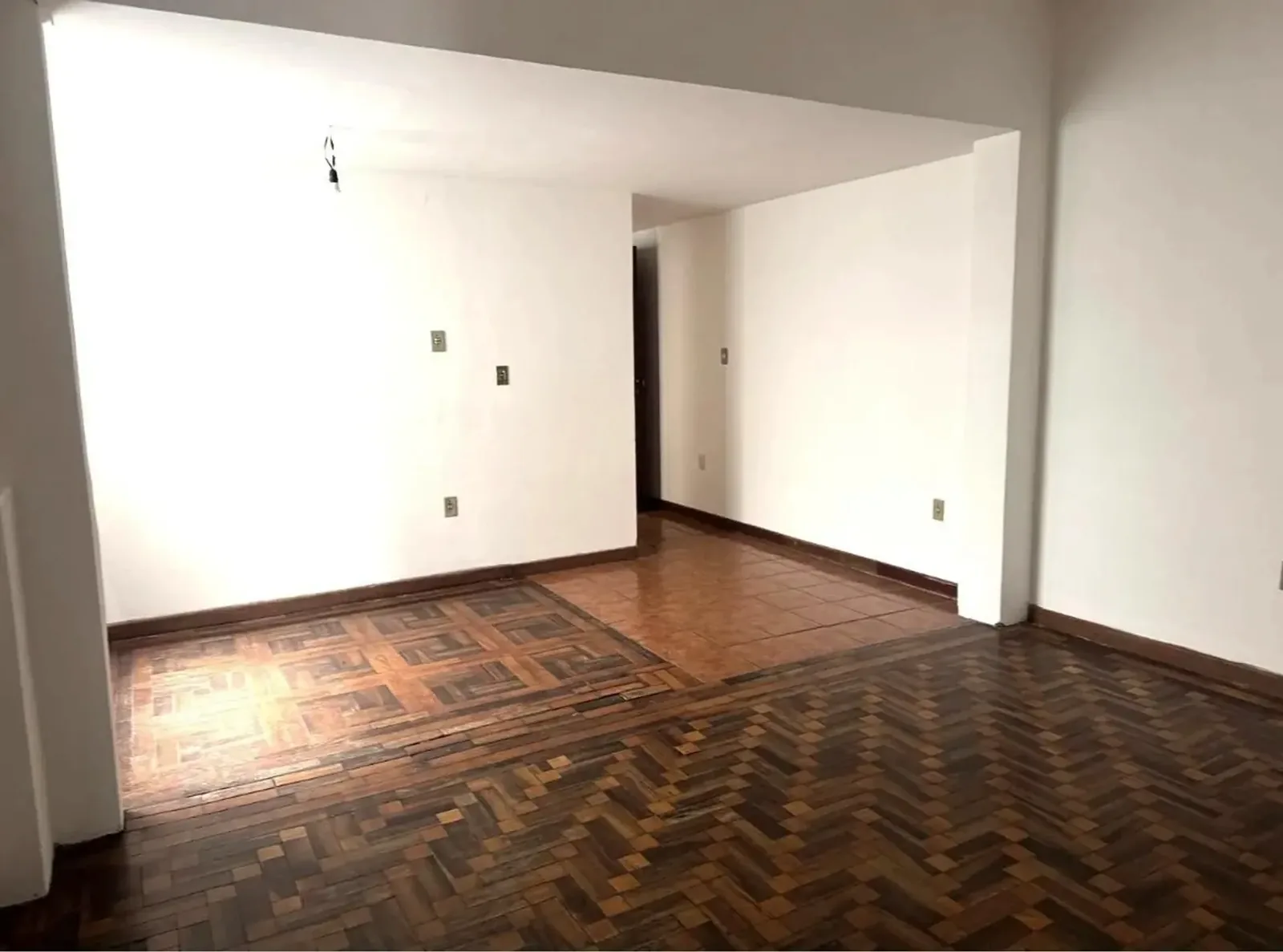 Sala ampla com piso de parquet no Bom Fim
