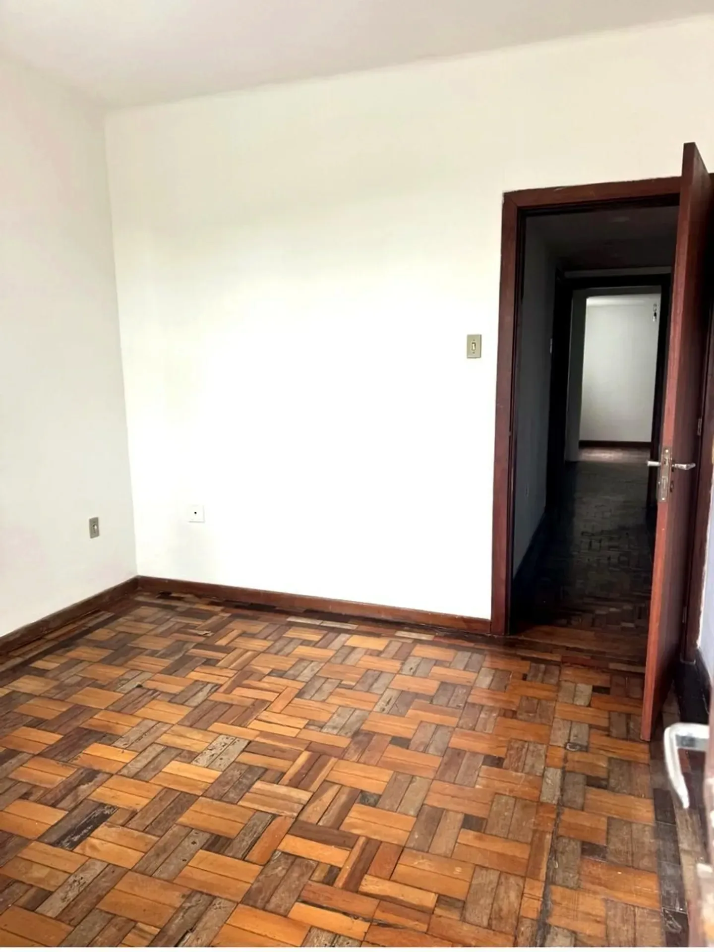 Dormitório com parquet