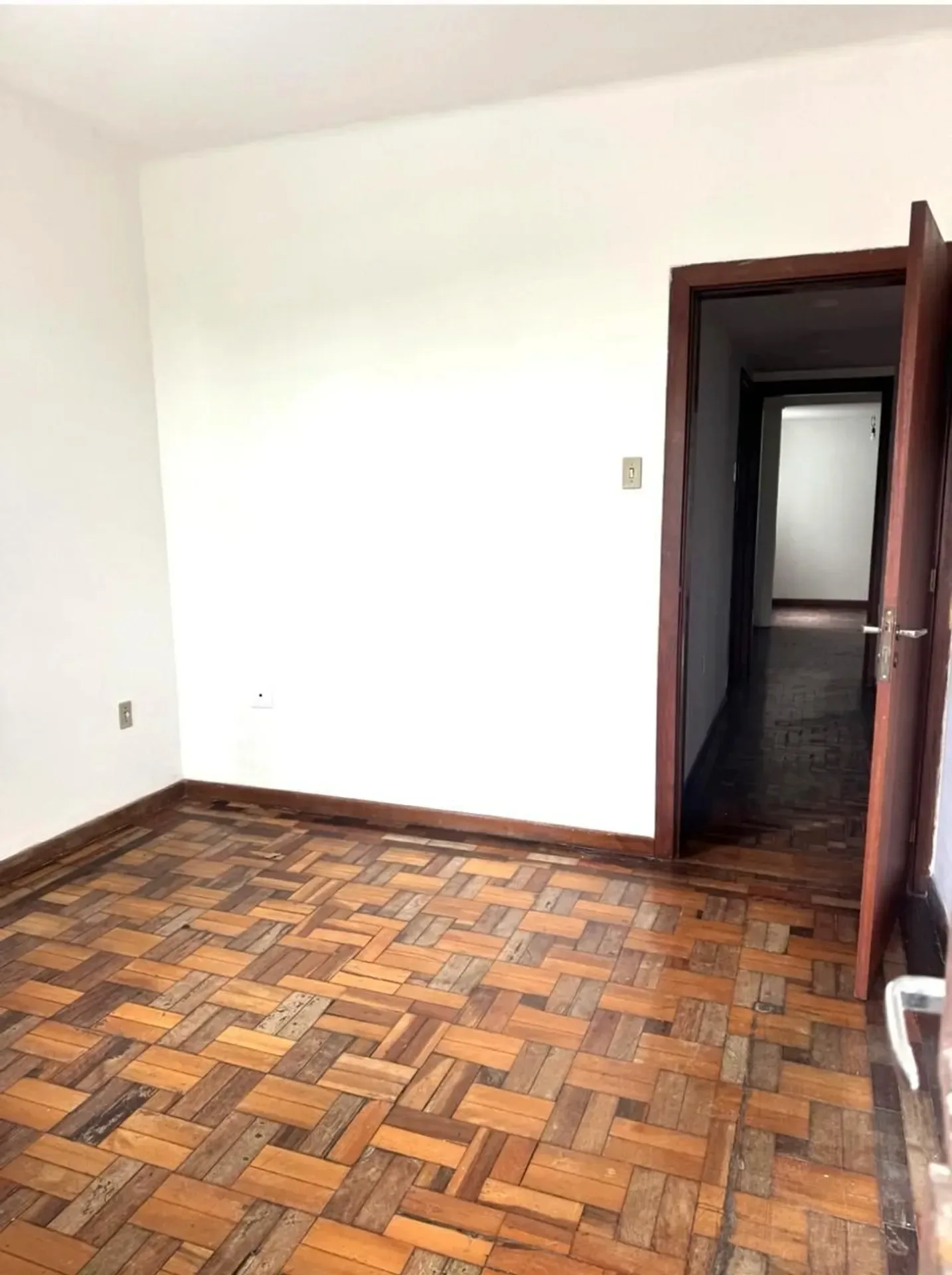 Dormitório com porta para o corredor