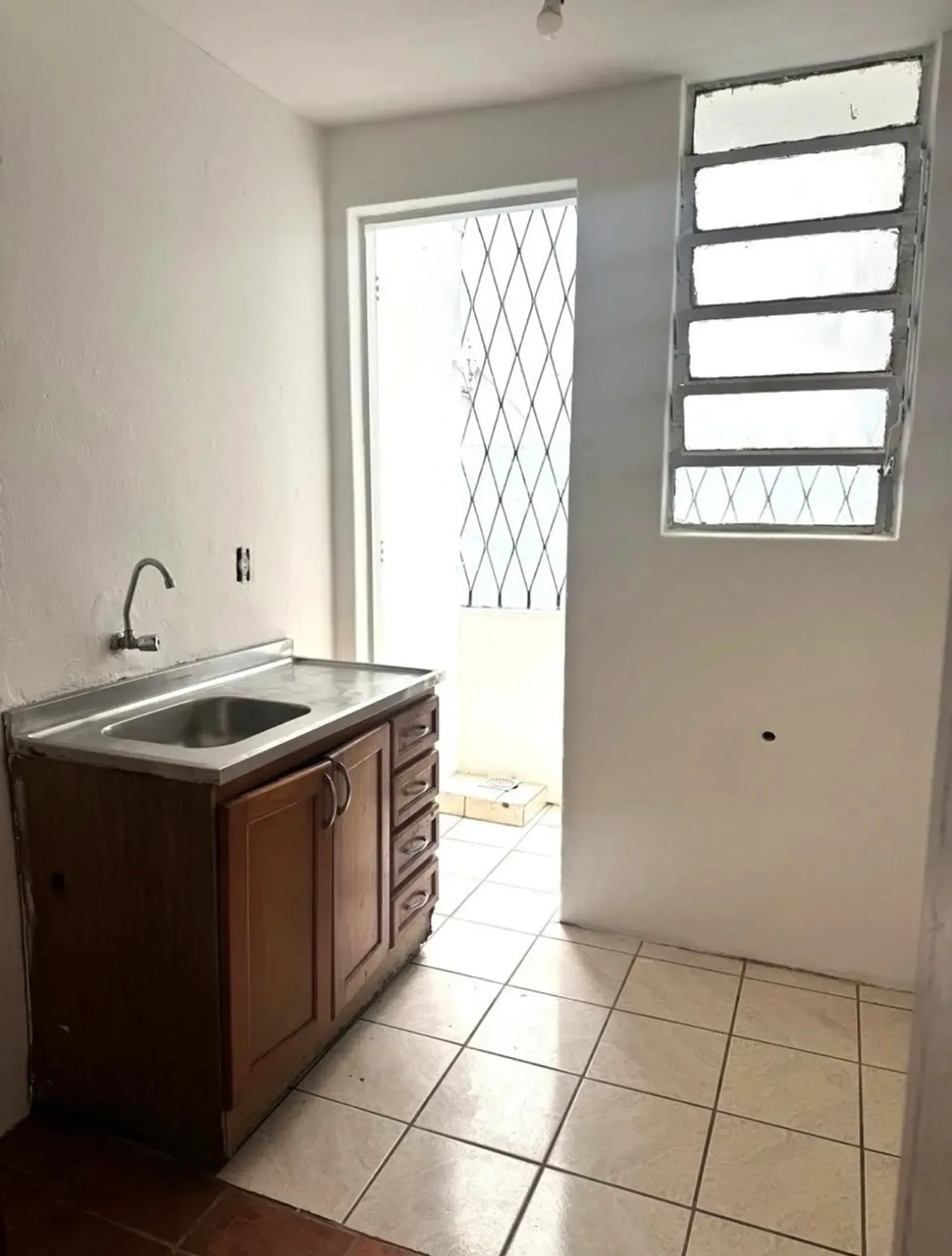 Cozinha com pia e armário