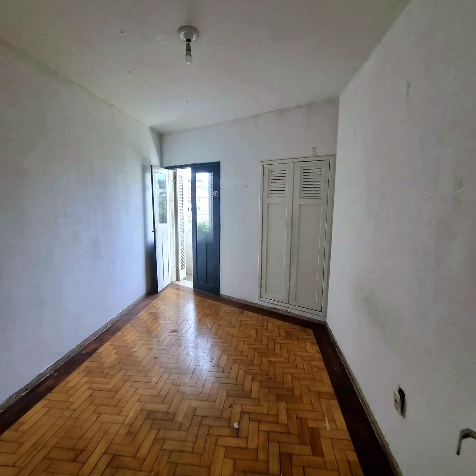 Sala clara com parquet