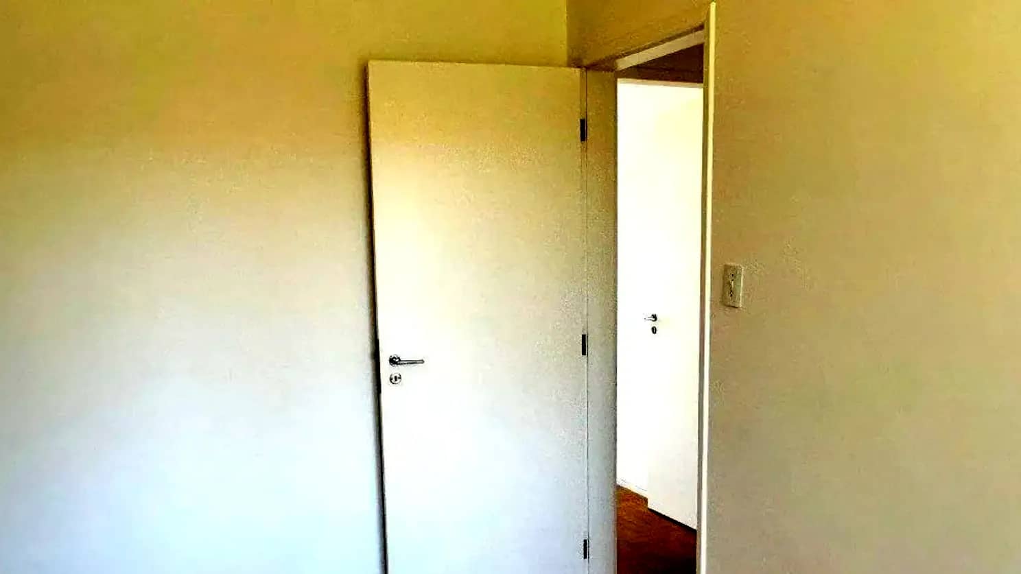 Dormitório com piso de parquê