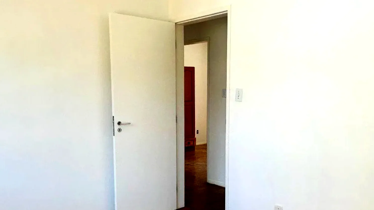 Dormitório com porta para a circulação