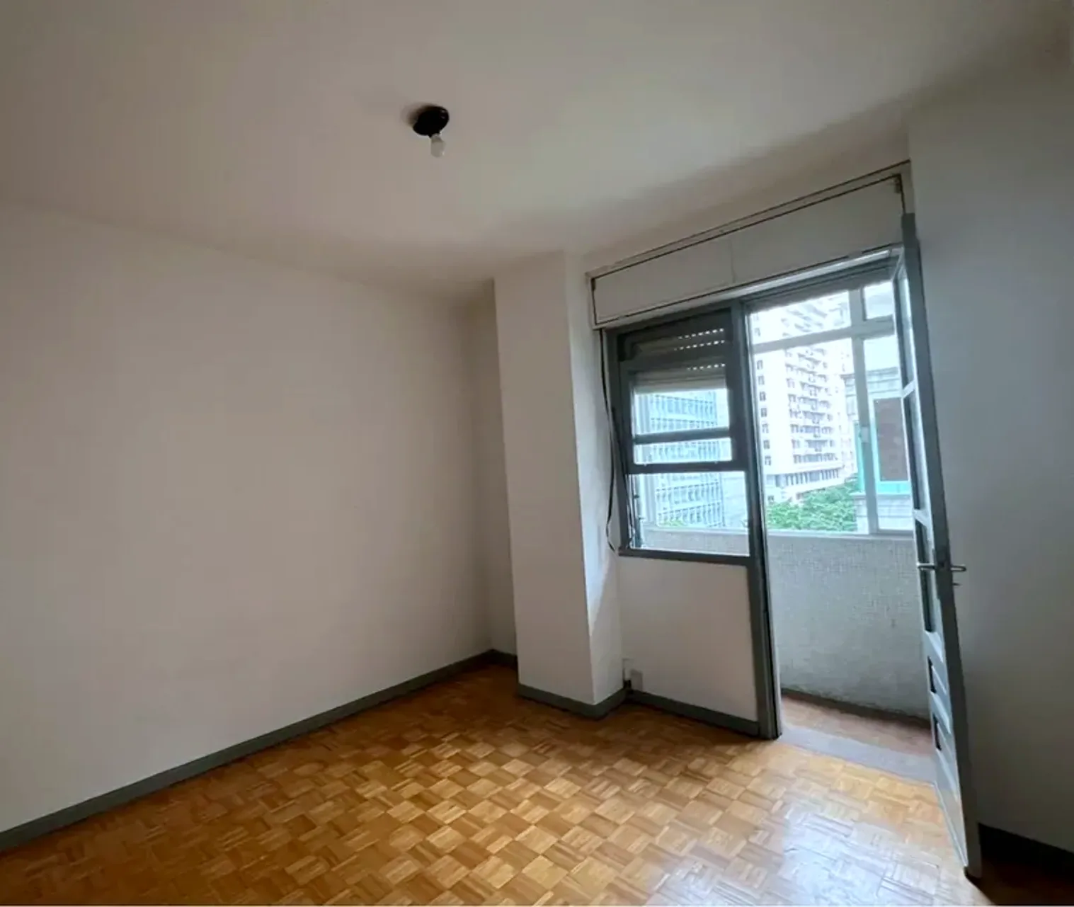 Dormitório com janela ampla