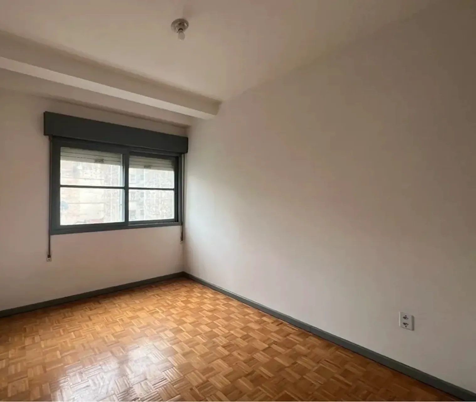 Dormitório com piso de parquê