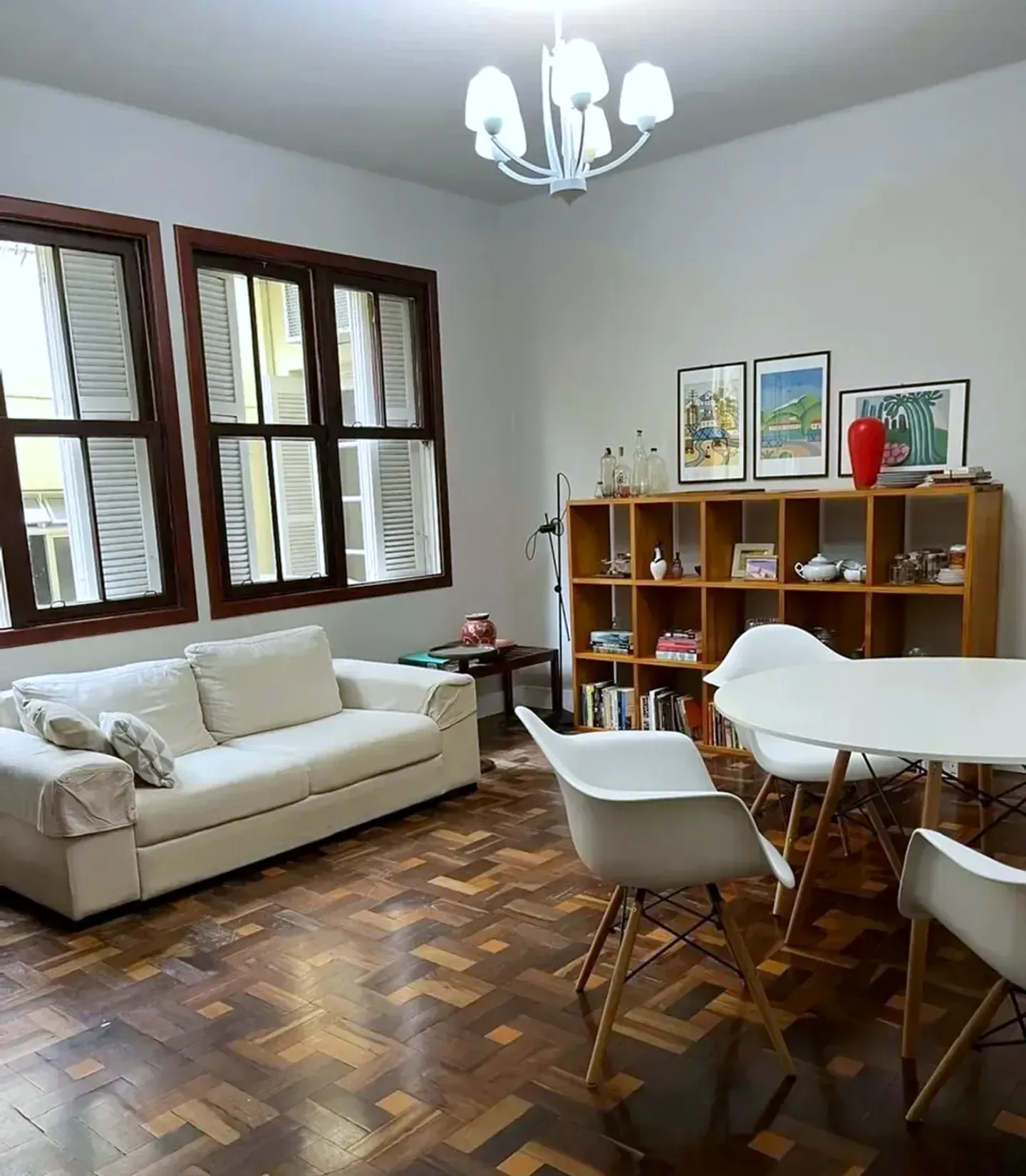 Sala ampla com piso de parquê em Petrópolis, Porto Alegre