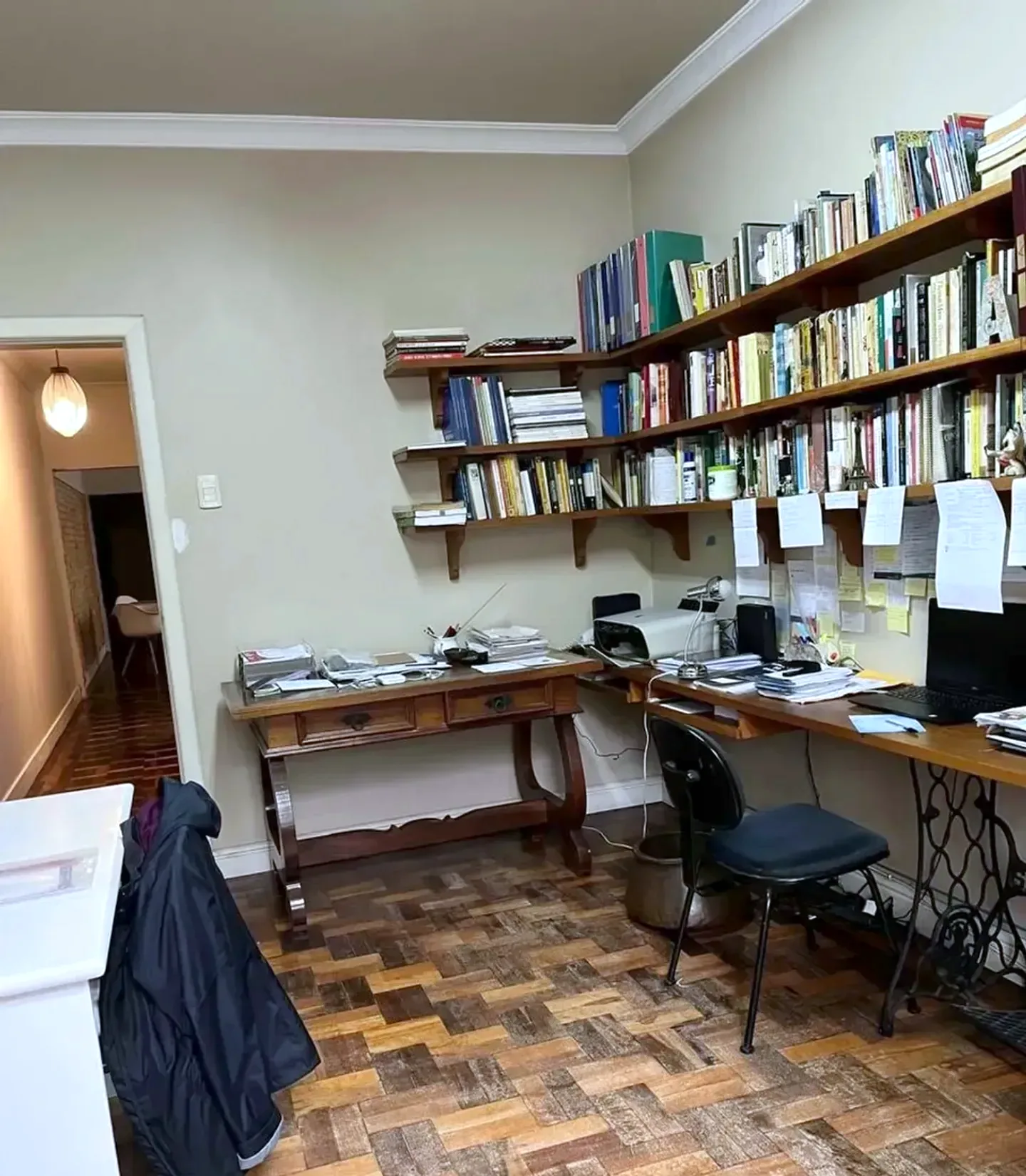 Dormitório usado como escritório e biblioteca
