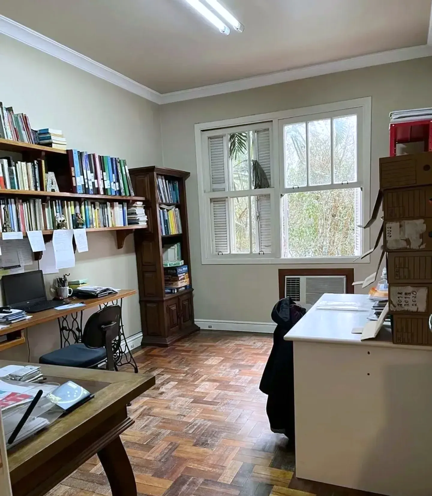 Escritório com janela para o verde
