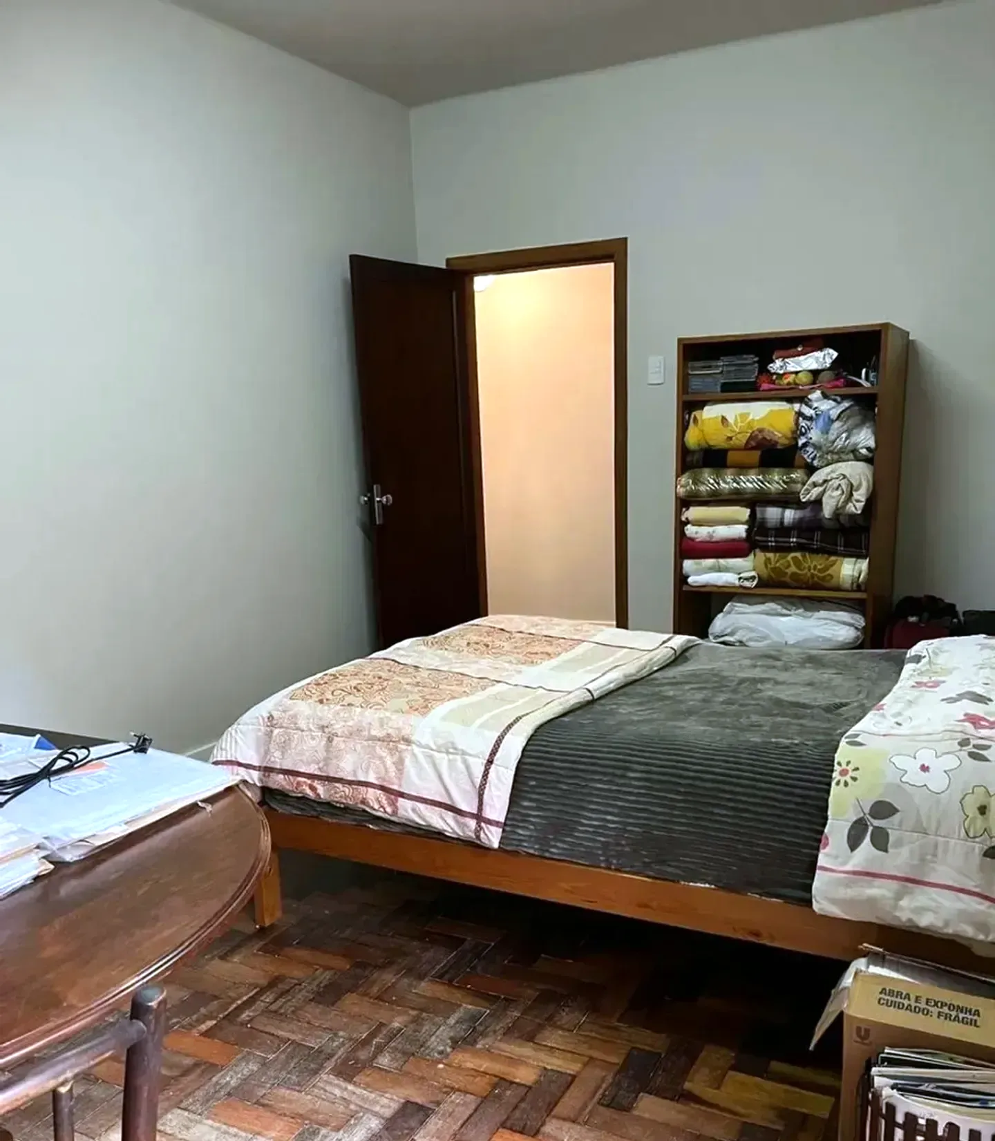 Segundo dormitório com estante