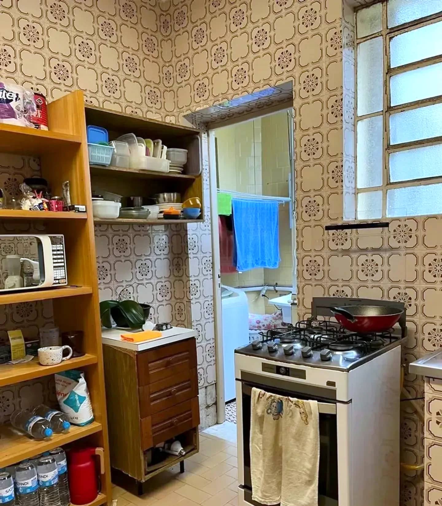 Cozinha com fogão e armários